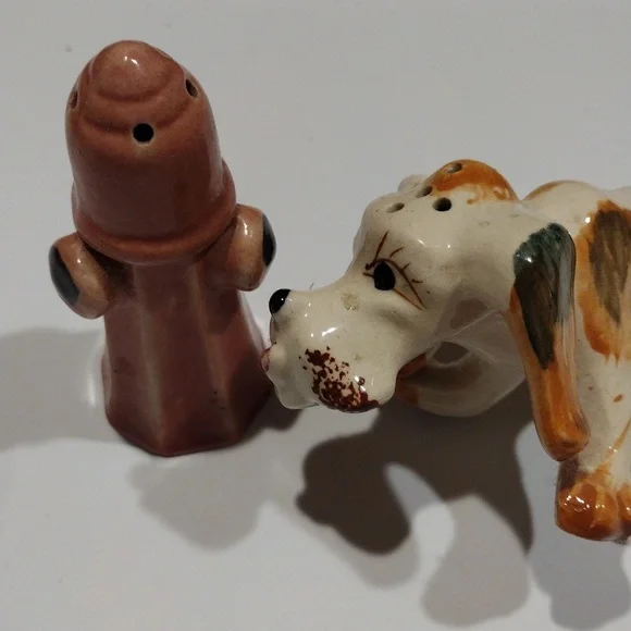 Vintage 1960, dog lifting leg on fire hydrant salt and pepper shaker made Japan - Picture 8 of 11